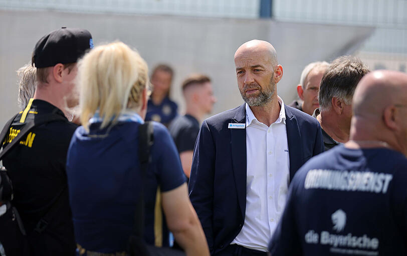 Sport-Geschäftsführer Günther Gorenzel im Gespräch mit Fans.
