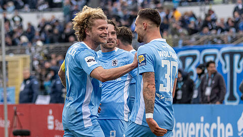 Weiß-Blauer Zusammenhalt: Nach dem 3:0 gegen Mannheim läuft es wieder beim TSV 1860.