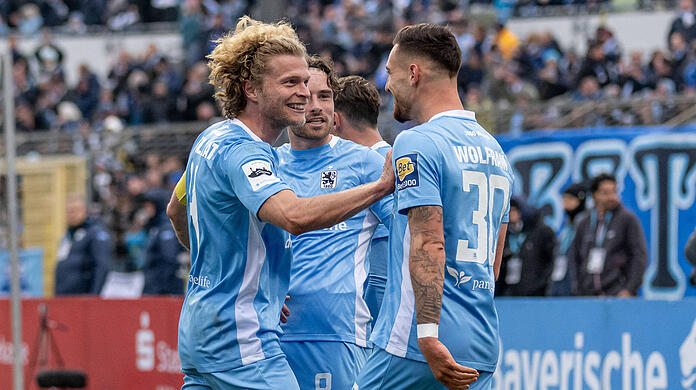 Weiß-Blauer Zusammenhalt: Nach dem 3:0 gegen Mannheim läuft es wieder beim TSV 1860.