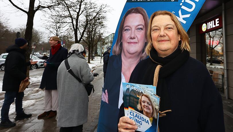 Am einem Infostand will Claudia Küng Wähler überzeugen, um den Wahlkreis für die CSU zu gewinnen.