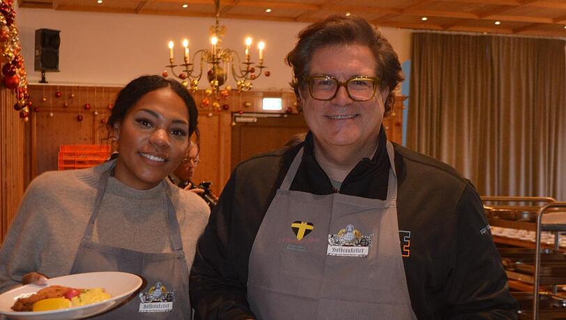 Servieren eifrig Schnitzel f&uuml;r Bed&uuml;rftige: Schauspieler Francis Fulton-Smith und Partnerin Salomea.
