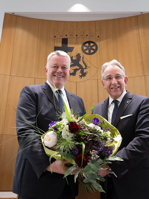 Die ersten Gl&uuml;ckw&uuml;nsche erhielt Schnieder von Landtagspr&auml;sident Lammert.