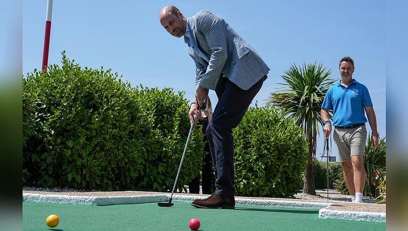 Prinz William trat am Donnerstag zu einer Partie Minigolf an. Prinz William trat am Donnerstag zu einer Partie Minigolf an.