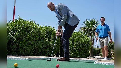 Prinz William trat am Donnerstag zu einer Partie Minigolf an. Prinz William trat am Donnerstag zu einer Partie Minigolf an.