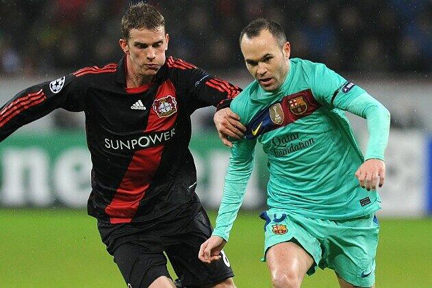 Ex-Löwe Lars Bender (l.), hier gegen Barcelona-Star Iniesta