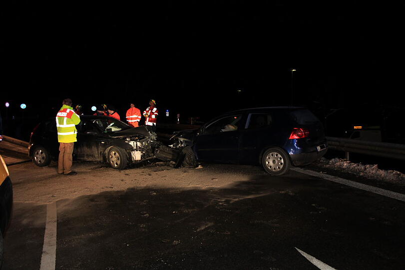 Auf dem Zubringer der A 8 Richtung Salzburg stoßen am Sonntagabend zwei Autos frontal zusammen. Vermutlich waren sie zu schnell unterwegs. Die Insassen werden glücklicherweise nur leicht verletzt.