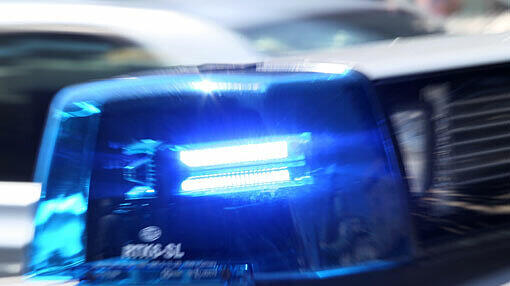 Ein Blaulicht (Symbolbild). Gleich zwei Unfälle mit Polizeifahrzeugen ereignen sich am Dienstag in München.