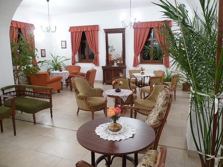 Nobel: Diese Seniorenresidenz in einem Budapester Vorort erinnert mit ihrer eleganten Ausstattung an ein Luxushotel.