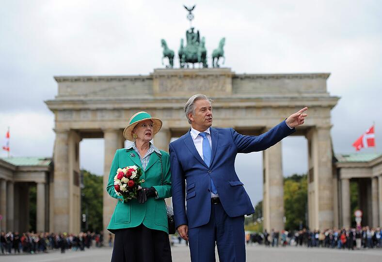Königin Margrethe mit Klaus Wowereit vor dem Brandenburger Tor in Berlin