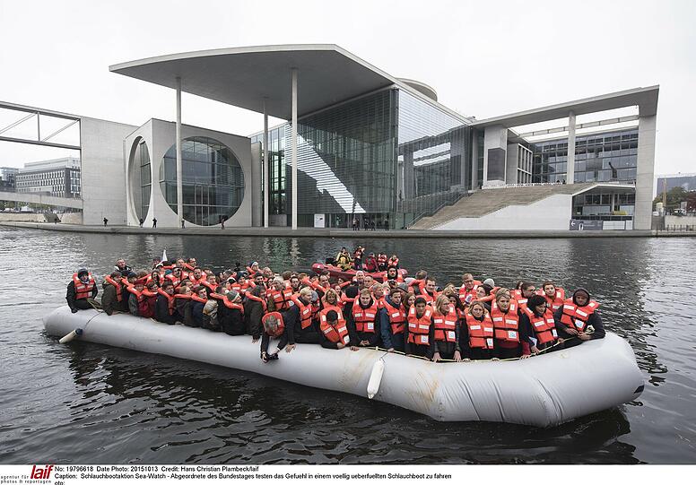 Auf einem überfüllten Schlauchboot sollten Interessierte das Risiko von Flüchtlingen nachempfinden können.