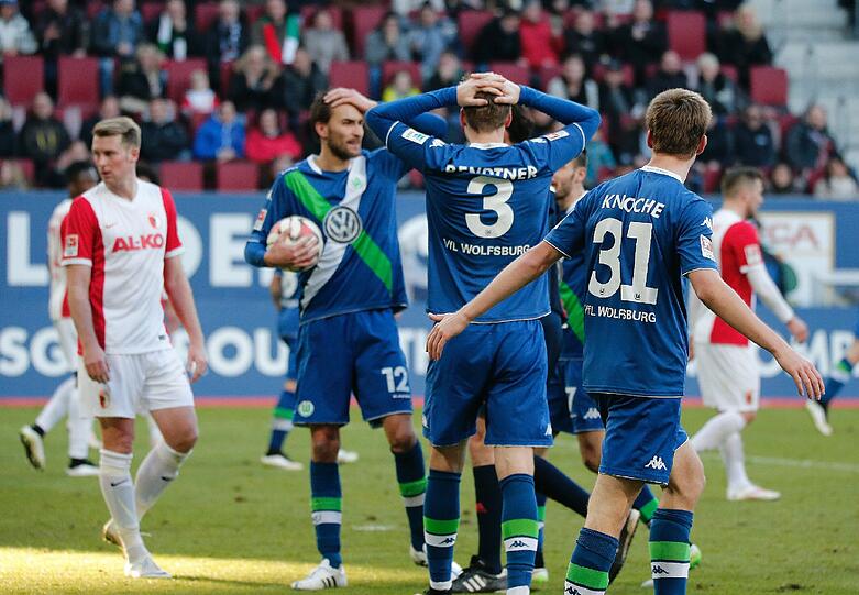 Richtig freuen können sich die Wolfsburger Spieler über den Punktgewinn in Augsburg nicht.