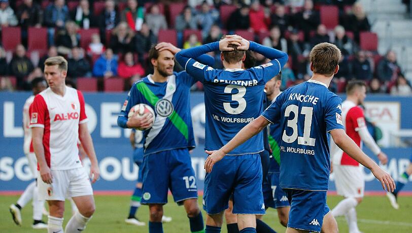 Richtig freuen können sich die Wolfsburger Spieler über den Punktgewinn in Augsburg nicht. Richtig freuen können sich die Wolfsburger Spieler über den Punktgewinn in Augsburg nicht.