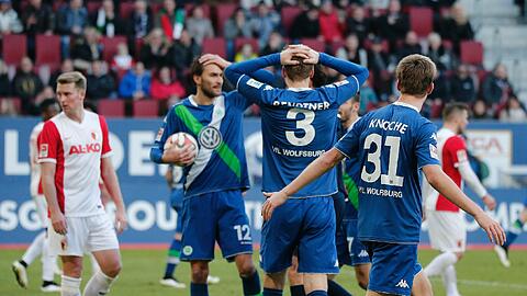 Richtig freuen können sich die Wolfsburger Spieler über den Punktgewinn in Augsburg nicht.