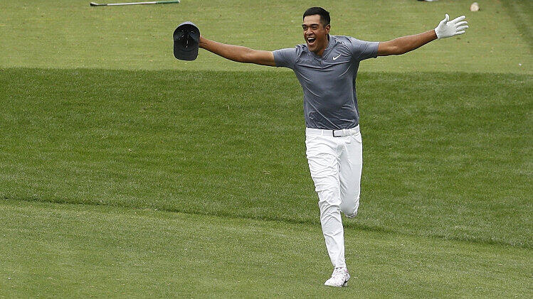 Der US-Golfer Tony Finau jubelt nach seinem "Hole in One" - und knickt kurz darauf um.