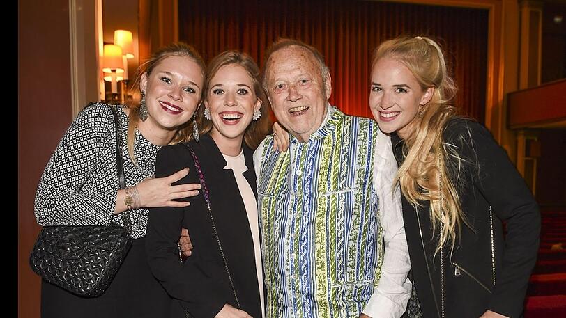 Seine Töchter: Joseph Vilsmaier mit Janina (l.), Theresa (r.) und Josefina bei der Premiere von "Bayern &ndash; Sagenhaft" 2017.