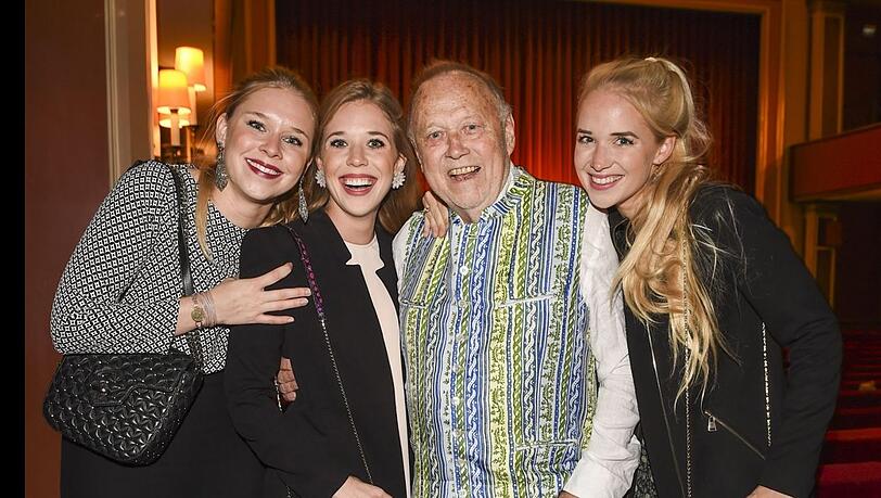 Seine Töchter: Joseph Vilsmaier mit Janina (l.), Theresa (r.) und Josefina bei der Premiere von "Bayern – Sagenhaft" 2017. Seine Töchter: Joseph Vilsmaier mit Janina (l.), Theresa (r.) und Josefina bei der Premiere von "Bayern – Sagenhaft" 2017.