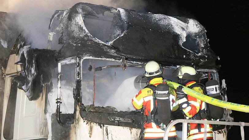 Trotz des Einsatzes der umliegenden Freiwilligen Feuerwehren brannte die Sattelzugmaschine vollständig aus.