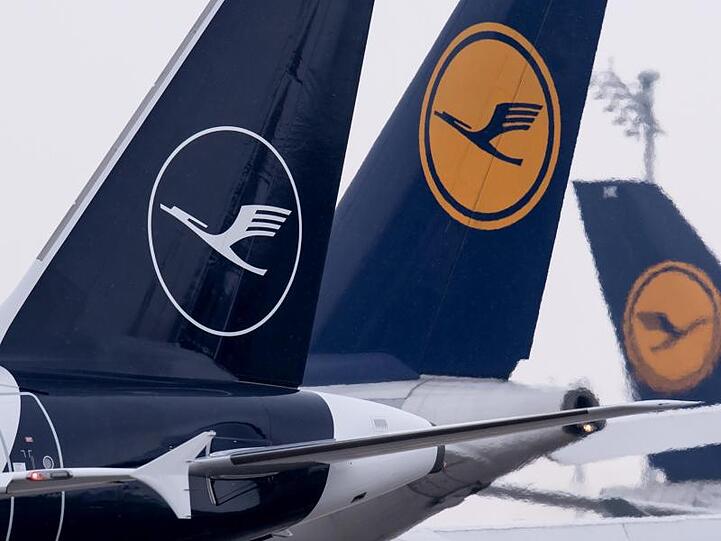 Ein Airbus A321 (l) mit dem neuen Logo der Lufthansa auf der Heckflosse steht am Flughafen München. Foto: Sven Hoppe/Archiv