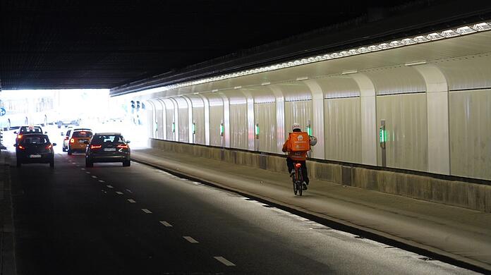 Vor allem für Radfahrer wollte die Stadt die Unterführung sicherer machen. Dafür wurde das Lichtkonzept überarbeitet. Jetzt ist es auf dem Radlweg heller.