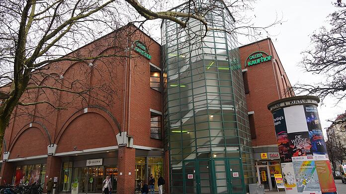 Seit 1981 steht ein Kaufhaus am Rotkreuzplatz. N&auml;chstes Jahr soll damit Schluss sein. Nur die roten Backsteinziegel werden voraussichtlich wiederverwendet.