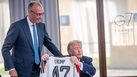 So richtig happy ist Trump mit seinem Geschenk offensichtlich nicht.
