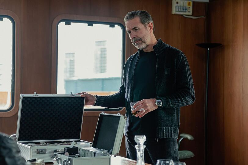 Kevin (Paddy Considine) ist der zweitälteste Sohn von Conrad und Maeve und nach dem brutalen Tod seines Bruders Brennan der rechtmäßige Erbe des Familiensyndikats. Doch Conrad will noch lange nicht in den Ruhestand gehen, zudem gibt es noch weitere Familienmitglieder, die nach der Macht greifen. Kevin (Paddy Considine) ist der zweitälteste Sohn von Conrad und Maeve und nach dem brutalen Tod seines Bruders Brennan der rechtmäßige Erbe des Familiensyndikats. Doch Conrad will noch lange nicht in den Ruhestand gehen, zudem gibt es noch weitere Familienmitglieder, die nach der Macht greifen.