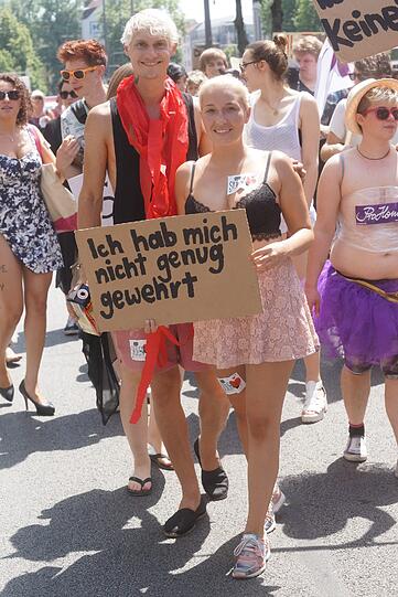 Am Samstag gingen beim "Slutwalk" hunderte Menschen auf die Straße. Er richtet sich gegen sexuelle Gewalt. Die Bilder!