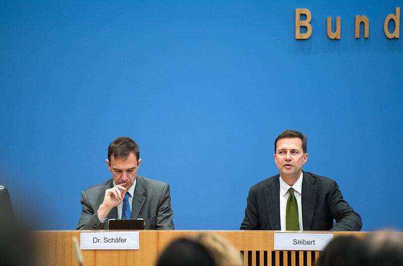 Steffen Seibert (r), Sprecher der Bundesregierung, und Martin Schäfer, Sprecher des Auswärtigen Amts. (Archivbild)