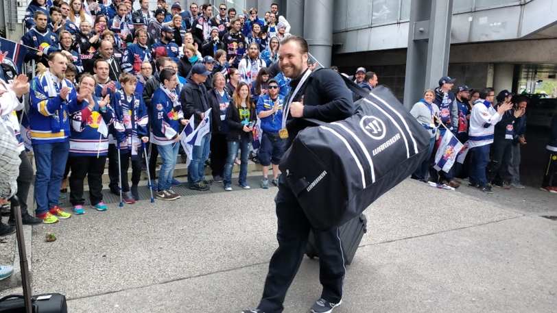 So sehen Sieger aus: Die umjubelten Jungs vom EHC beim Meister-Empfang in München.