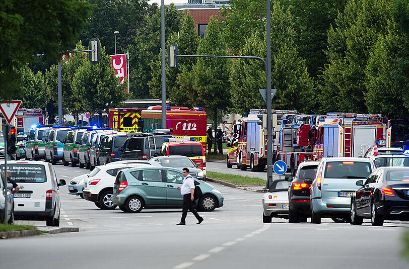 Tödliche Schüsse im Bereich des Olympia Einkaufszentrum in München. Die Polizei ist mit einem Großaufgebot in der gesamten Stadt im Einsatz. Menschen bringen sich in Sicherheit. Die Bilder.