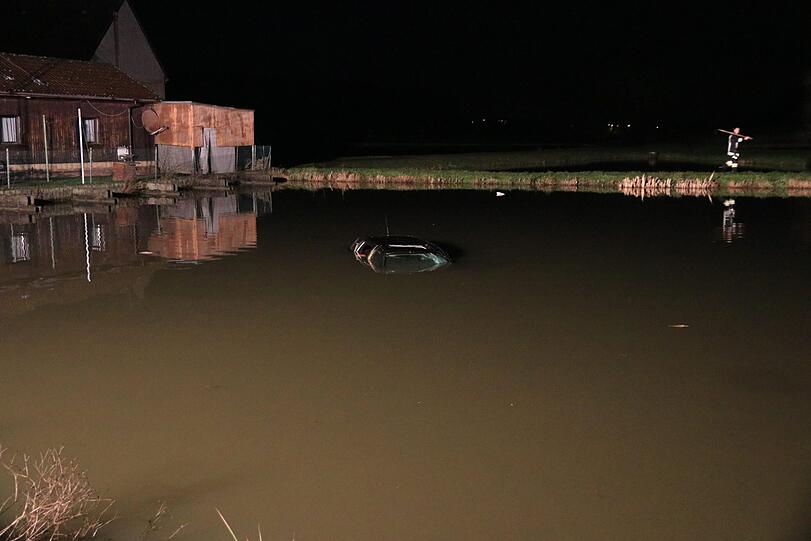 Das Auto landete mitten im Weiher. Die Bilder von dem kuriosen Unfall....
