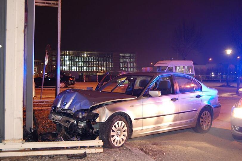 Die Polizei wollte die Frau noch anhalten. Zu spät. Die 19-Jährige fuhr mit ihrem BMW unbeirrt weiter, ihr Wagen kam erst an der Mauer zum Stehen.