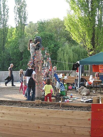 Auch ein Kleid bekommt der Kini - aus Feuerbohnen und aus Duft-Wicken. Bis die Pflanzen an dem Gestell hochwachsen, haben die Kinder es mit Kugeln und Glitzerpapier geschmückt.