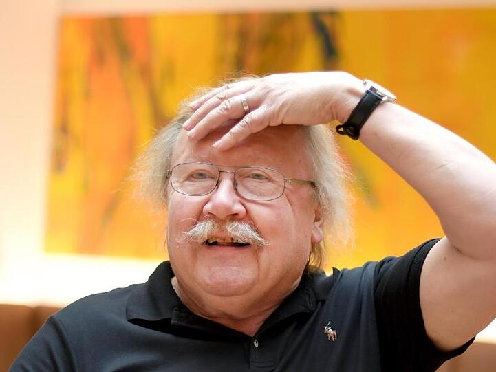 Der Philosoph Peter Sloterdijk gestituliert beim Interview.