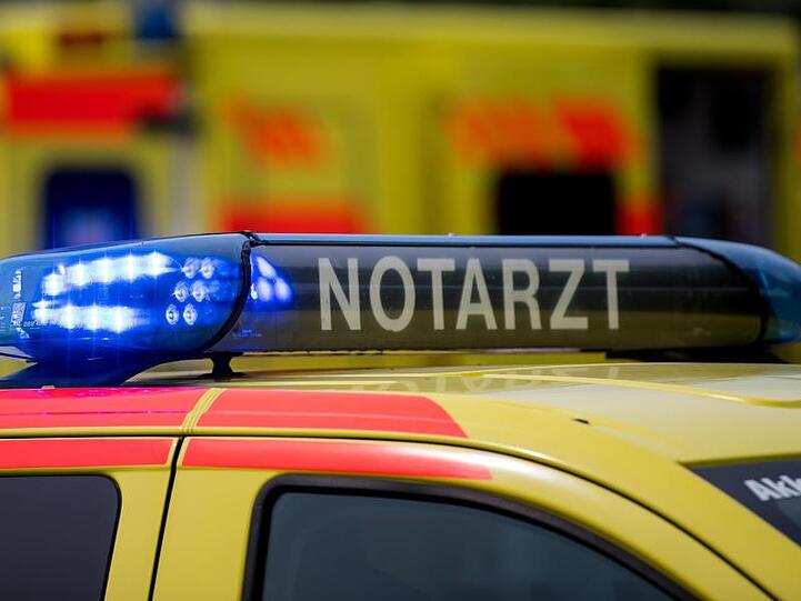 Ein Notarztwagen steht mit Blaulicht. Foto: Monika Skolimowska/dpa-Zentralbild/dpa/Archivbild/Symbolbild