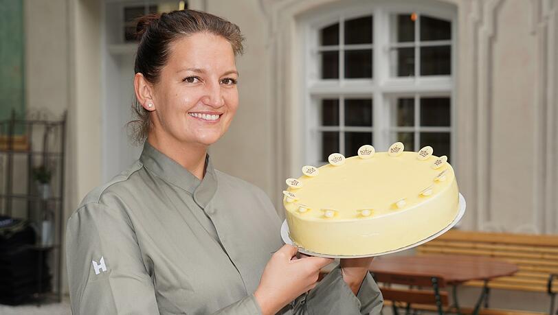 Konditor-Meisterin Lilli Hauser mit der neuen Asam-Torte. Konditor-Meisterin Lilli Hauser mit der neuen Asam-Torte.