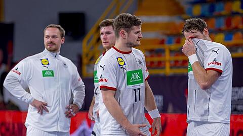 Moritz Preuss (l-r), Johannes Golla, David Schmidt und Kai Häfner stehen enttäuscht nach dem Spiel beisammen.