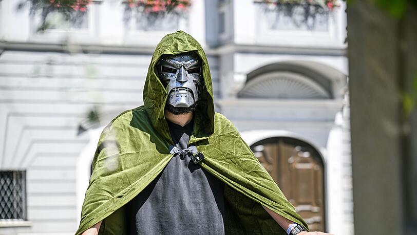 Oberbürgermeister Jan Rothenbacher wirbt als Bösewicht "Doctor Doom" dafür, dass der nächste Marvel-Film in Memmingen Premiere feiert. Oberbürgermeister Jan Rothenbacher wirbt als Bösewicht "Doctor Doom" dafür, dass der nächste Marvel-Film in Memmingen Premiere feiert.