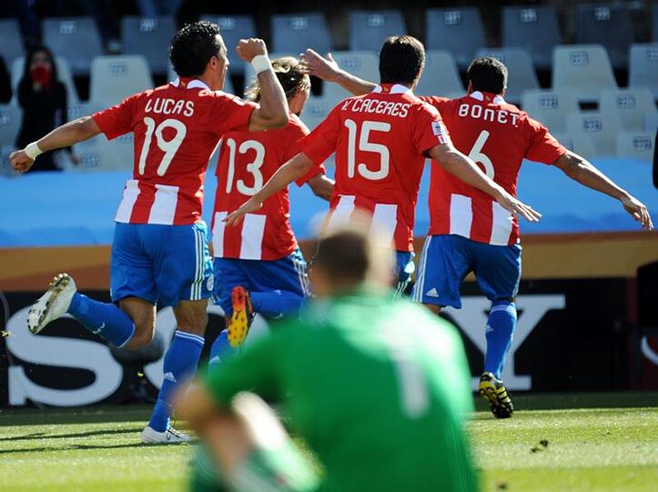 Der Slowake Mucha sitzt am Boden, Paraguays Spieler feiern die Führung.