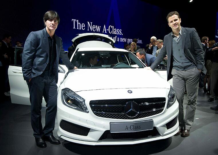 Gemeinsam mit Teammanager Oliver Bierhoff präsentiert Löw Mercedes' neue A-Klasse.