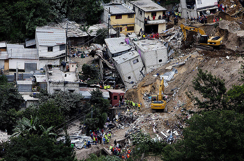 Guatemala, 1. Oktober: Eine Schlammlawine begräbt ein Armenviertel bei Guatemala-Stadt.
