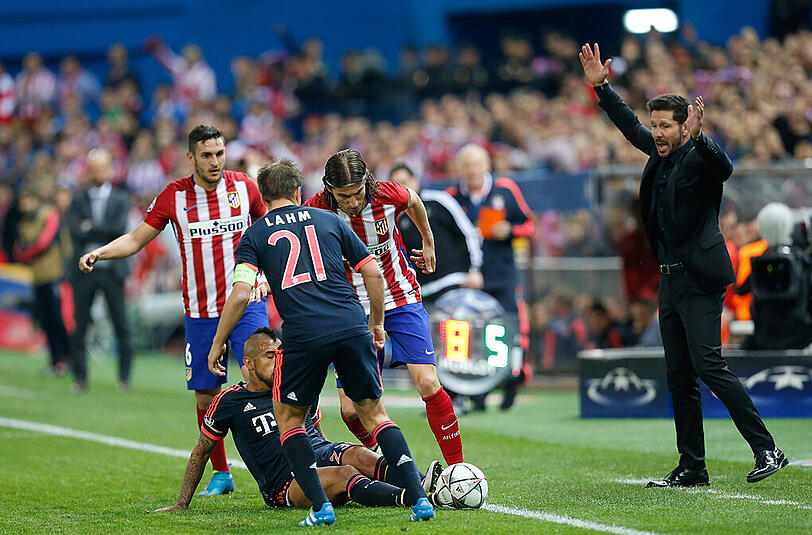 "Der Ball blieb einfach liegen" - Ein Trick von Atlético-Trainer Diego Simeone (r.) machte den Rasen im Estadio Vicente Calderón stumpf.