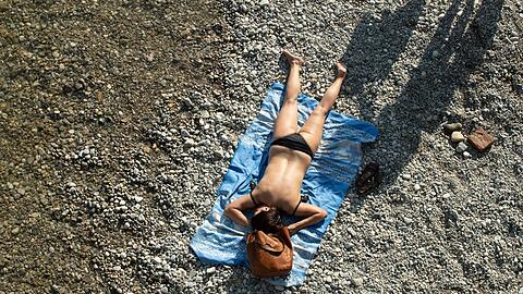Oben ohne an der Isar - das geht jetzt für alle Sonnenliebhaber.