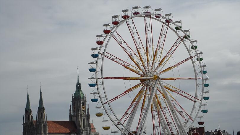 Das Riesenrad mit der Paulkirche. Das Riesenrad mit der Paulkirche.