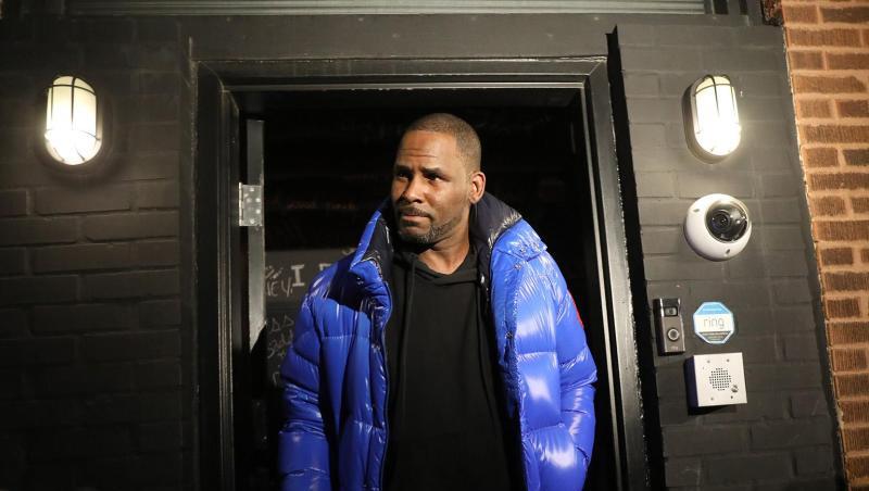 Nach seiner Entlassung fuhr R. Kelly zunächst zu einem Fast-Food-Restaurant. Nach seiner Entlassung fuhr R. Kelly zunächst zu einem Fast-Food-Restaurant.