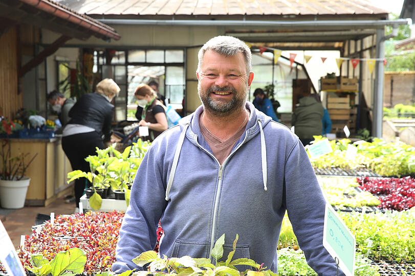 Anton Albrecht stellt das Gelände seiner Gärtnerei für den neuen Wochenmarkt zur Verfügung.