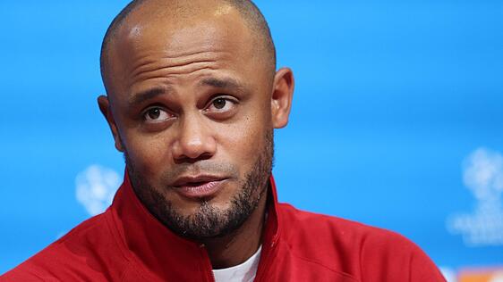 Vincent Kompany hat es in kürzester Zeit an die Spitze der europäischen Trainer-Gilde geschafft. Dieser unbedingte Wille zum Erfolg ist in seiner Familie tief verankert. Sein Vater Pierre (kl. Foto Mitte, mit Vincents Schwester Christel) kam einst als Flüchtling aus dem Kongo nach Belgien und wurde dort zum ersten schwarzen Bürgermeister gewählt.