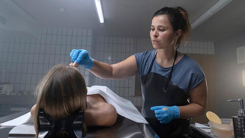 "Die Bestatterin - Tote leben länger": Bestatterin Lisa Taubenbaum (Anna Fischer) kümmert sich liebevoll um die tote Dorothea Blum (Anna Unterberger). "Die Bestatterin - Tote leben länger": Bestatterin Lisa Taubenbaum (Anna Fischer) kümmert sich liebevoll um die tote Dorothea Blum (Anna Unterberger).