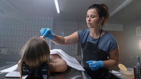 "Die Bestatterin - Tote leben länger": Bestatterin Lisa Taubenbaum (Anna Fischer) kümmert sich liebevoll um die tote Dorothea Blum (Anna Unterberger).