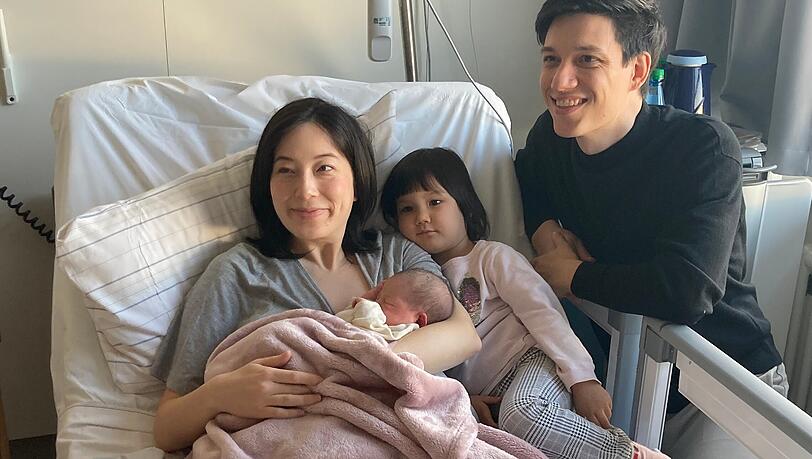 Geburtsklinik-in-Neuperlach-schlie-t-Zu-Besuch-beim-letzten-Baby-das-dort-zur-Welt-kam